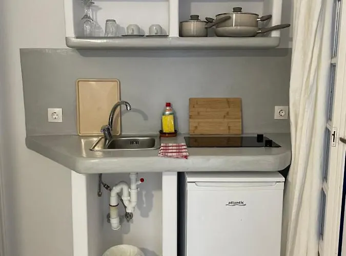 Captain Stavros Milos Поллония