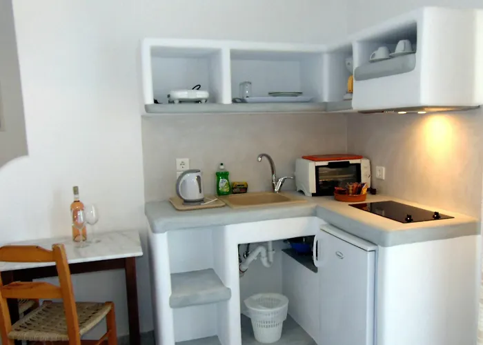 Captain Stavros Milos Поллония